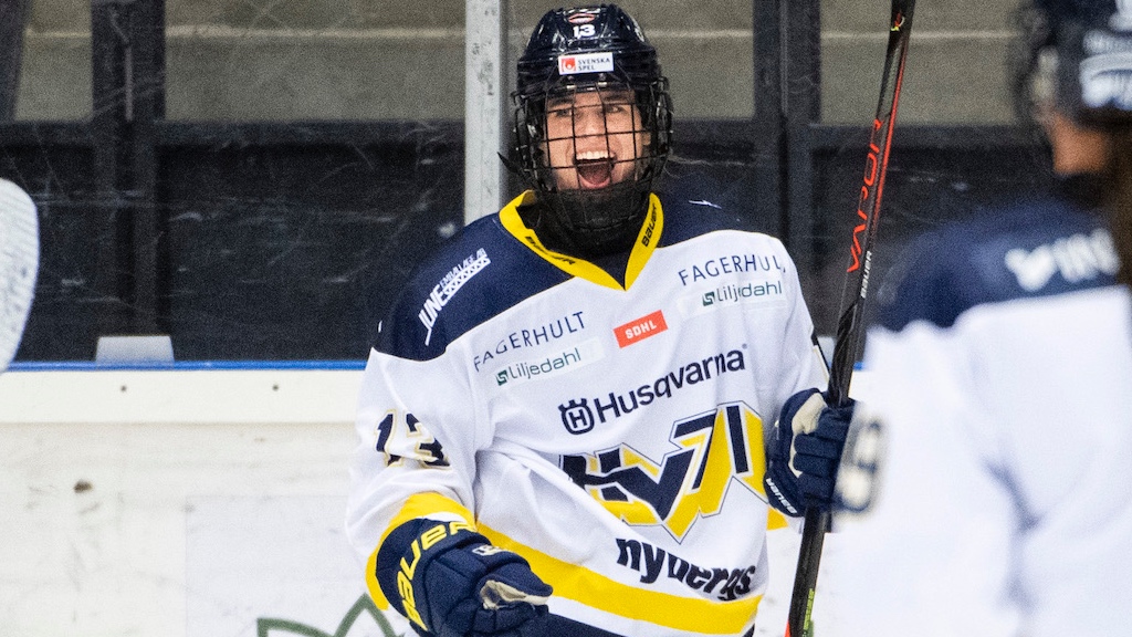 Julia Tylke celebrating in HV71 jersey